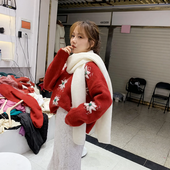Knitted pullover with snowflake embroidery