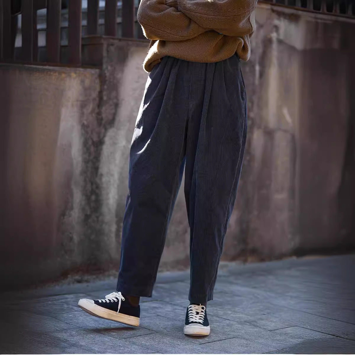 Ladies corduroy pants, elastic waistband, carrot shape
