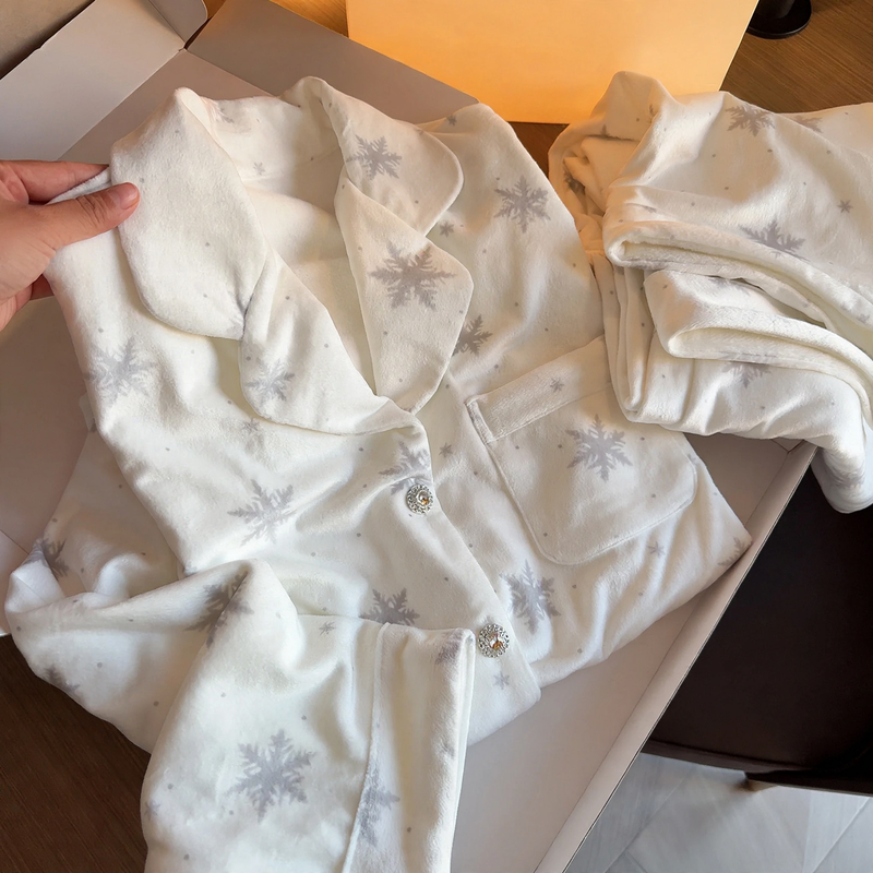 Women’s pajama with snowflake pattern, island fleece