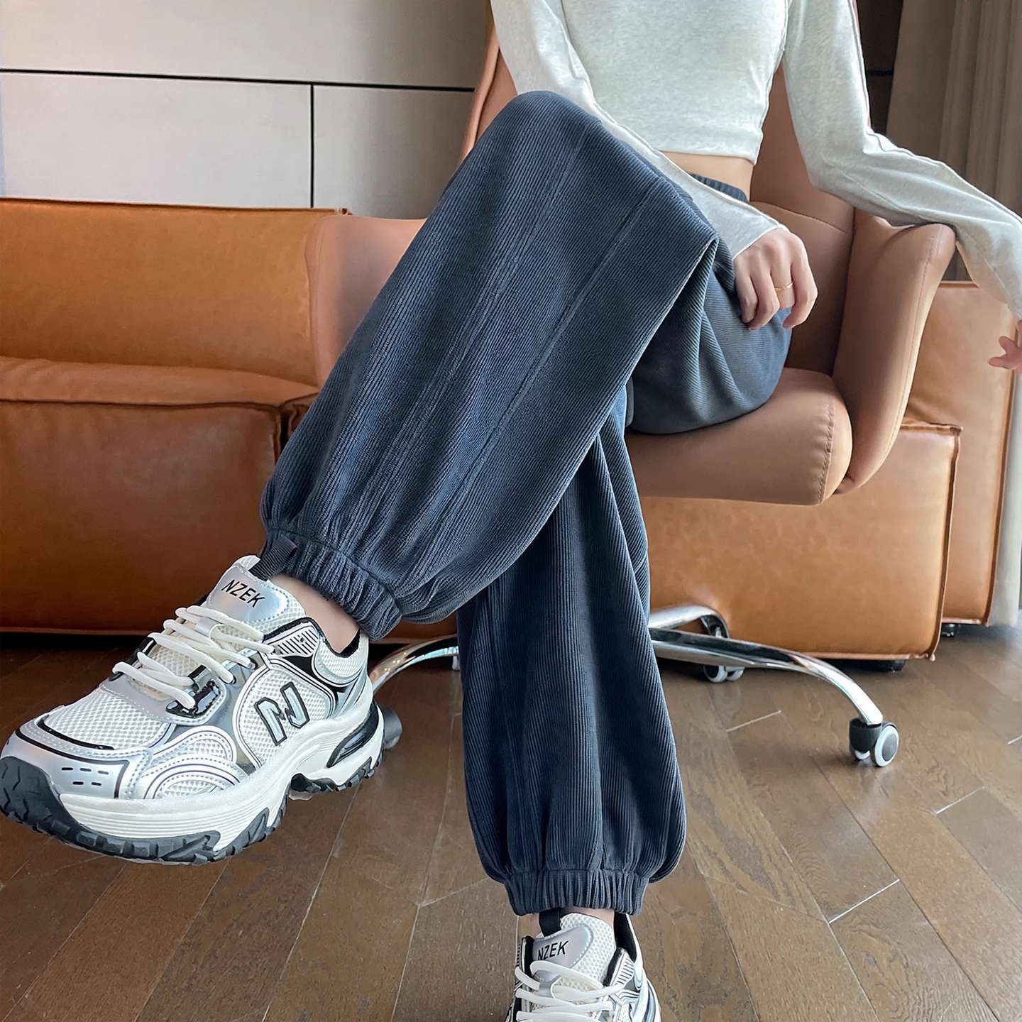 Women's leisure pants made of chenille, lined