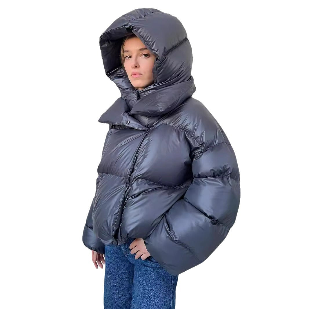 Short women's quilted jacket in streetwear style with hood