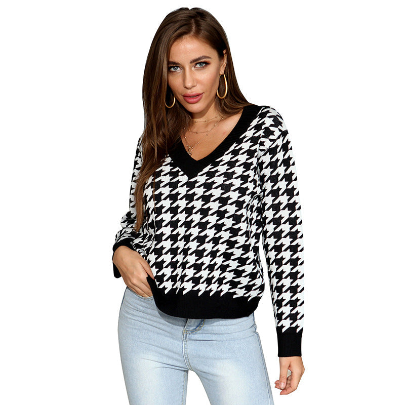 Women's chunky knitted houndstooth sweater with wide V-neck and off-shoulder look Chichicherry