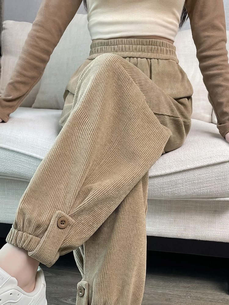 Padded women's sports pants made of corduroy