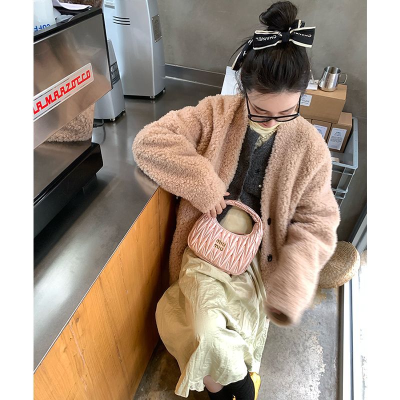 Women's coat made of 100% lamb wool with V-neck