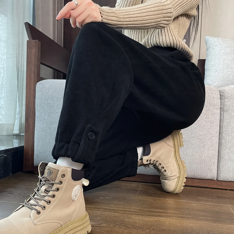 Women's leisure pants made of corduroy with cuffs