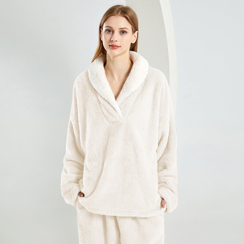 Warmer women's lounge suit made of soft fleece