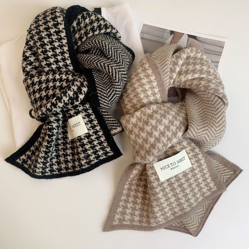 Knitted scarf with houndstooth pattern