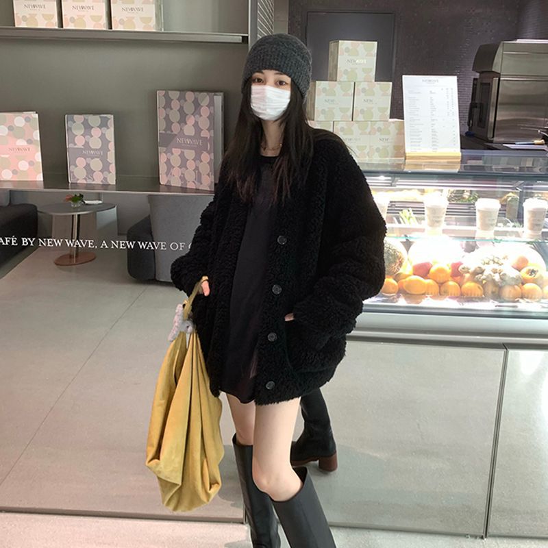 Women's coat made of 100% lamb wool with V-neck