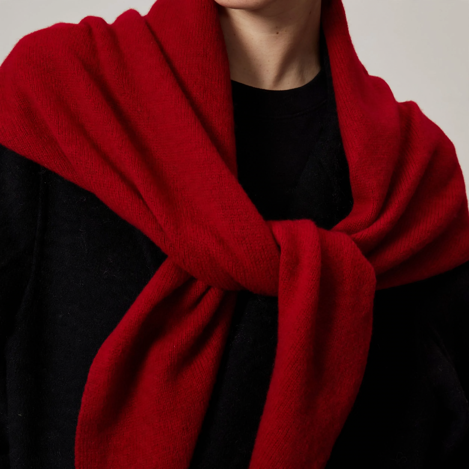 Triangle scarf made of 100% wool, elegant and warming
