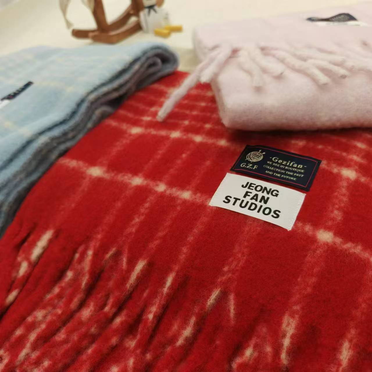 Classic checked wool scarf with fringes