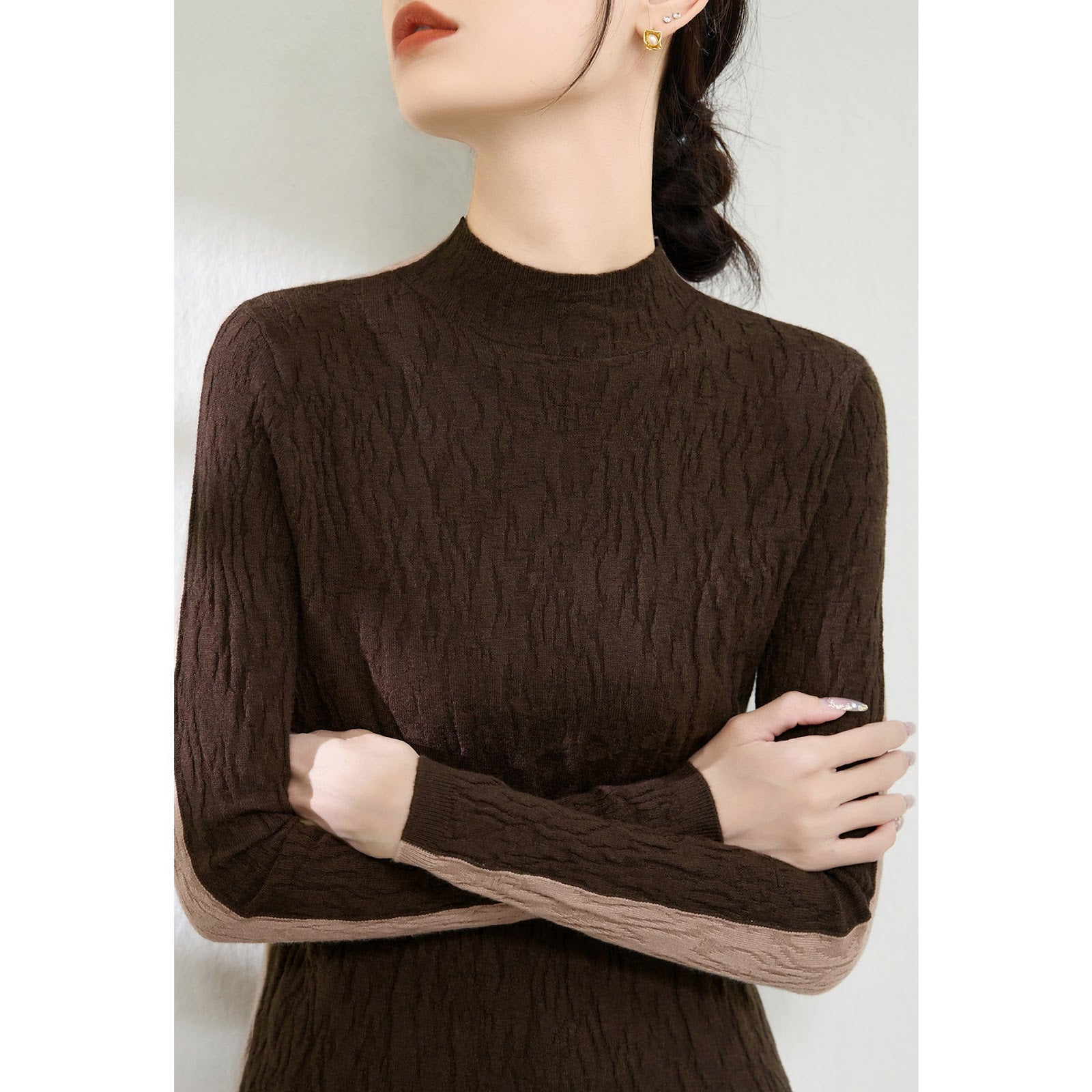 Women's knitted pullover with texture, standing collar, reversible