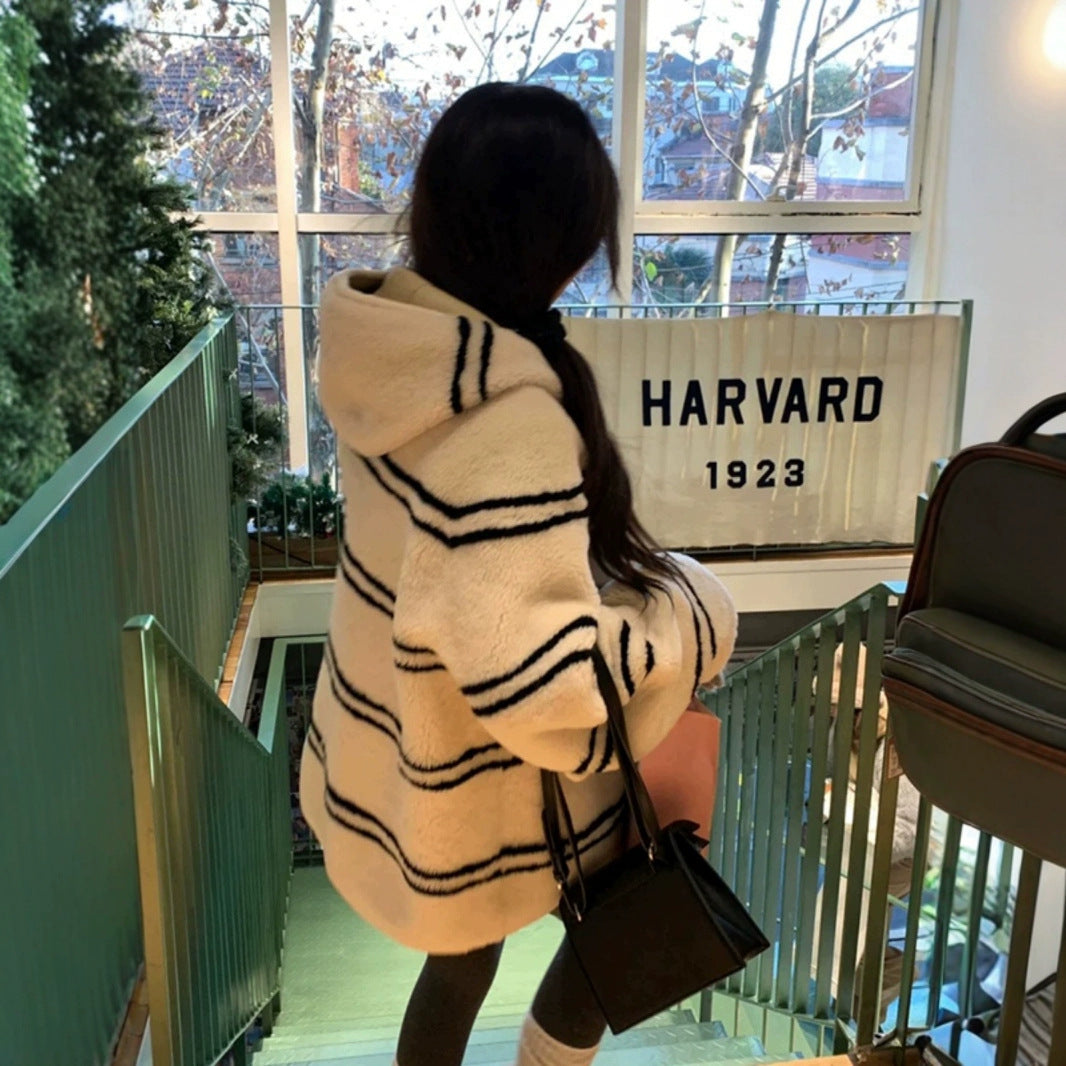 Mid-length women's winter coat in lambswool look