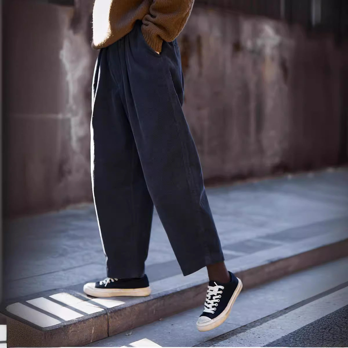 Ladies corduroy pants, elastic waistband, carrot shape