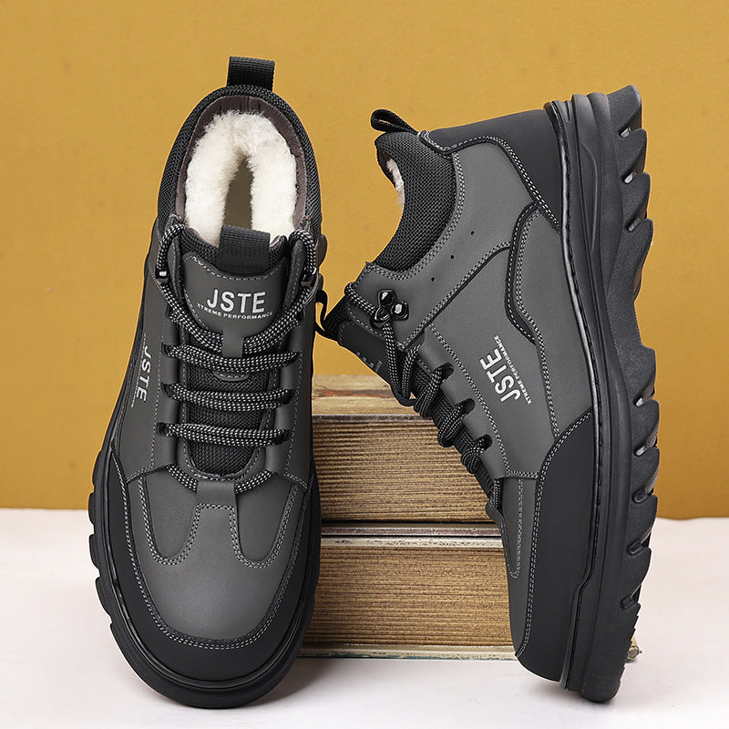 Men's winter boots made of leather with lamb fur lining