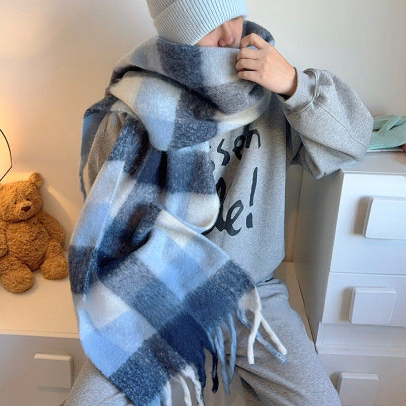Warmer scarf made of soft yarn, long and versatile