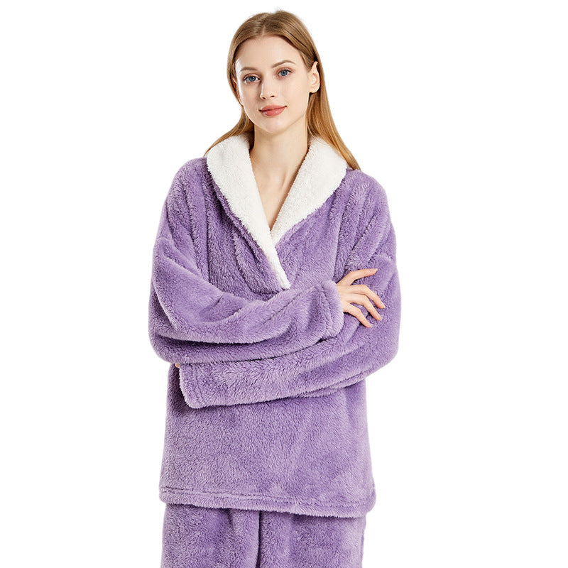 Warmer women's lounge suit made of soft fleece