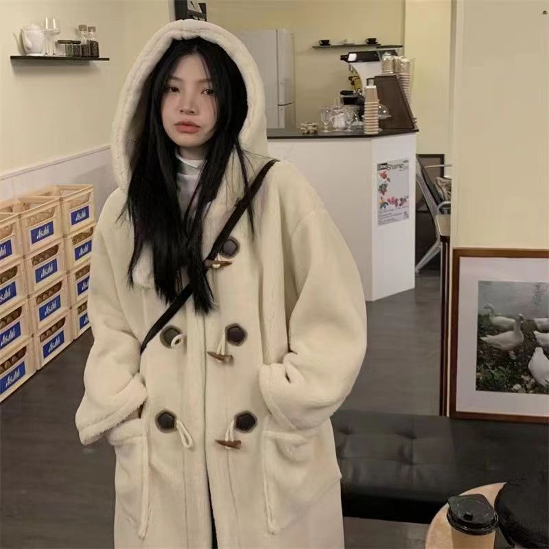 Lamb fleece coat with hood, toggle buttons and pattern