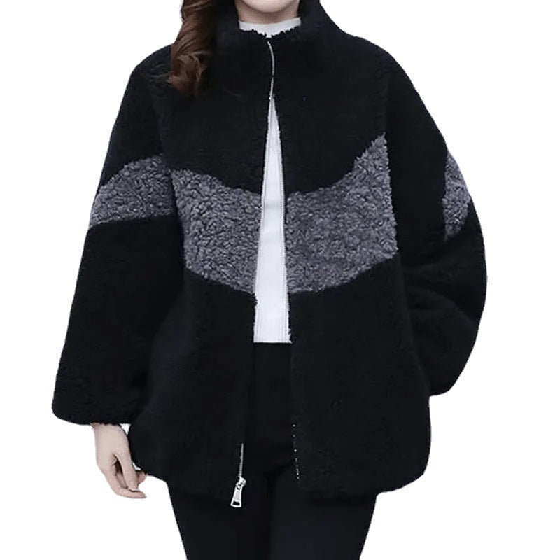 Fashionable coat with lamb fleece inserts