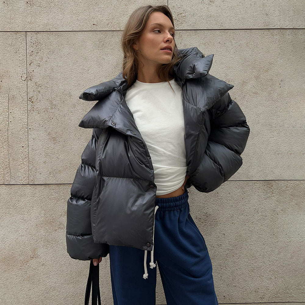 Short women's quilted jacket in streetwear style with hood