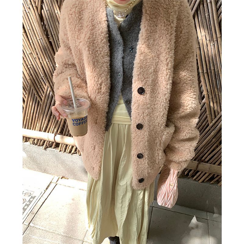 Women's coat made of 100% lamb wool with V-neck