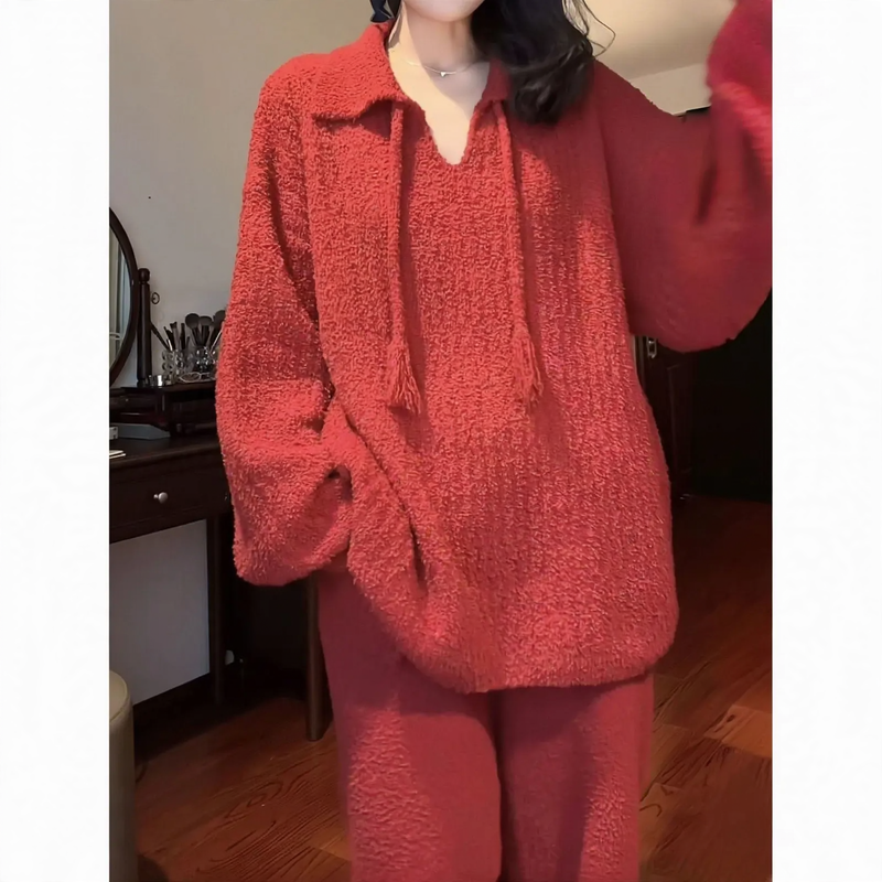 Warmer ladies' home suit made of plush, knitted look