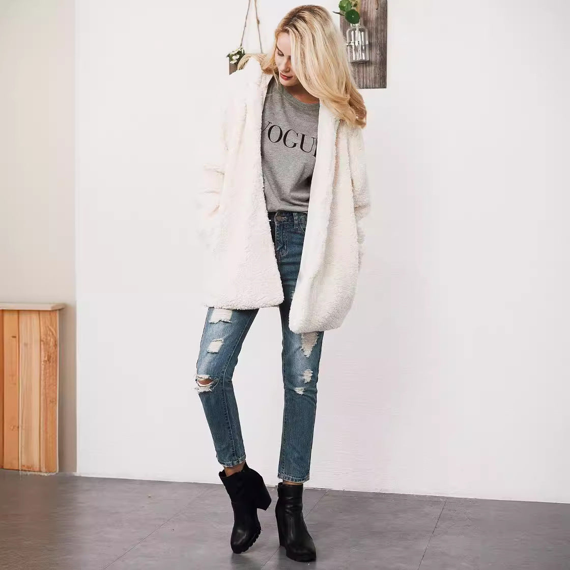 Long women's winter coat with hood in teddy look