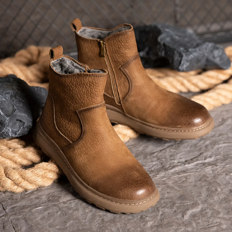 Men's winter boots made of leather with lambswool