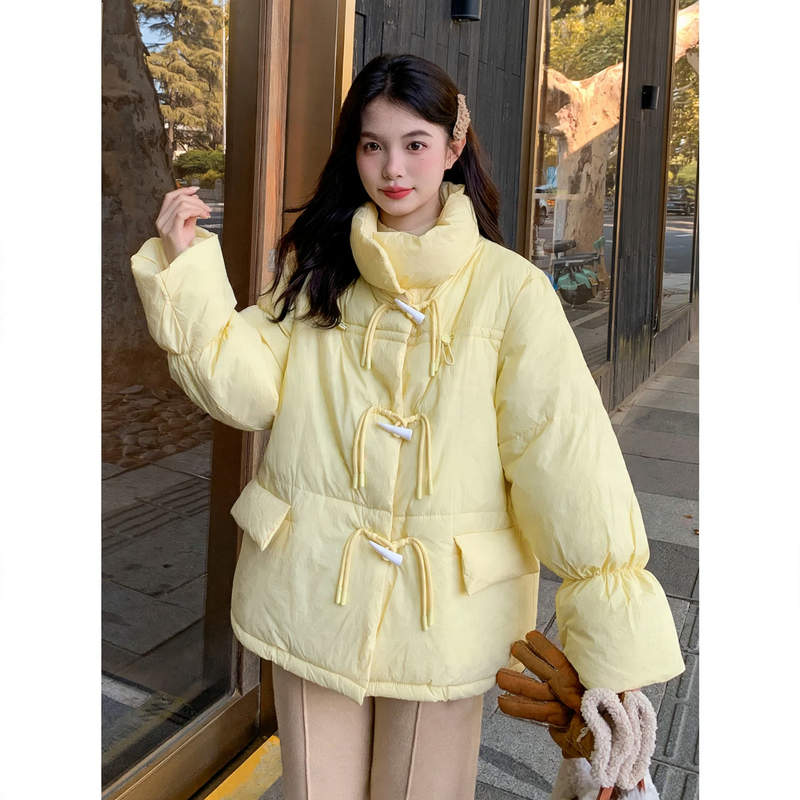 Short women's padded jacket in oversized look with toggle buttons