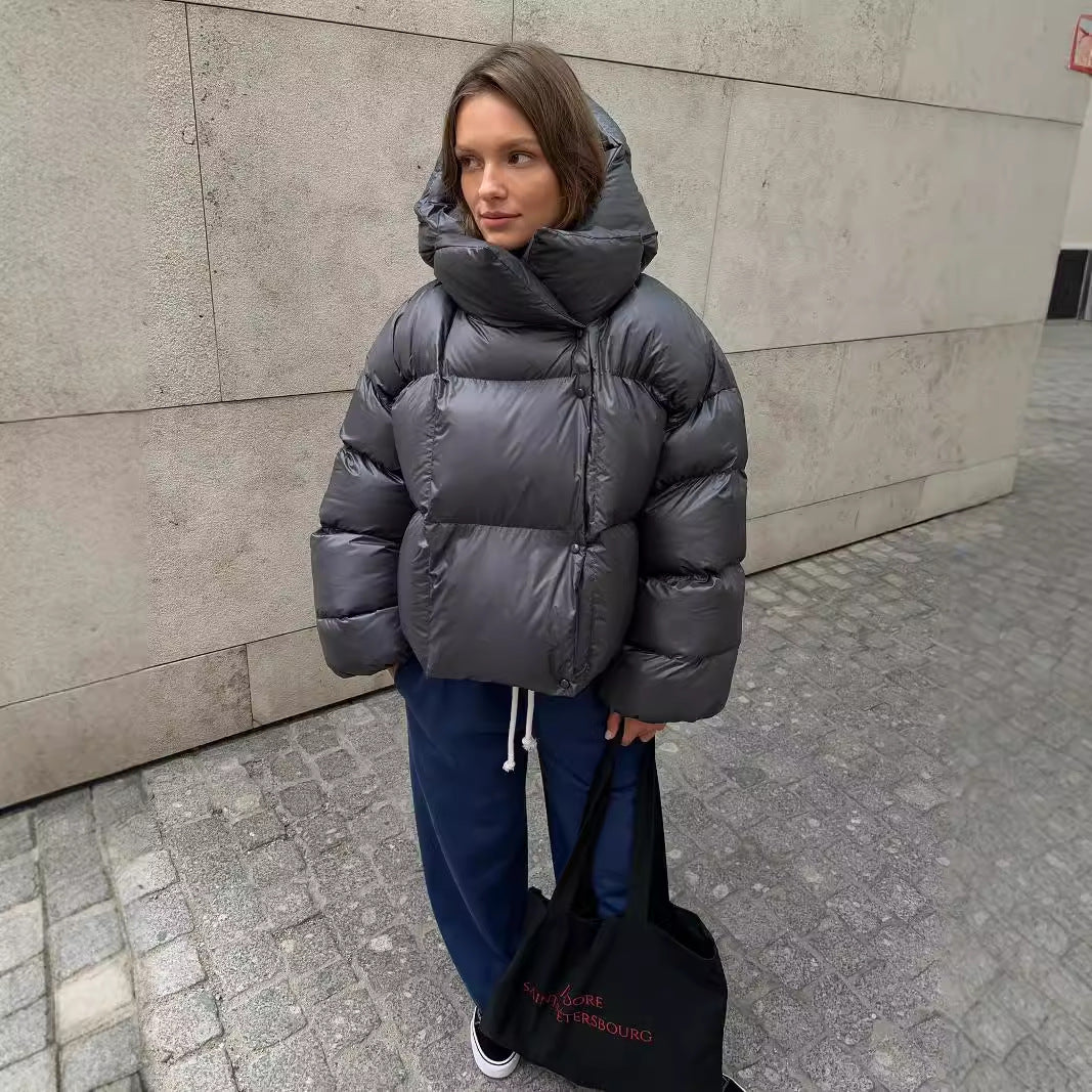 Short women's quilted jacket in streetwear style with hood