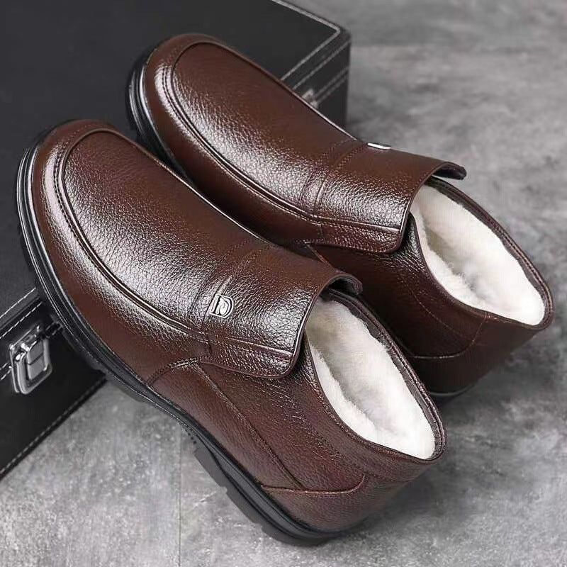 Padded men's winter boots with lambskin lining