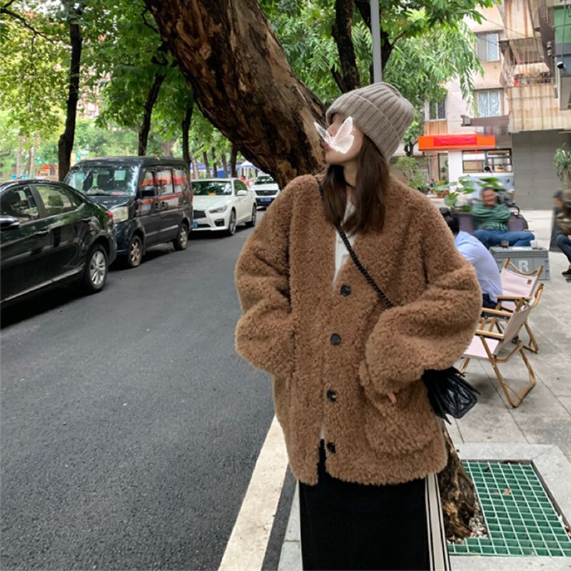 Women's coat made of 100% lamb wool with V-neck