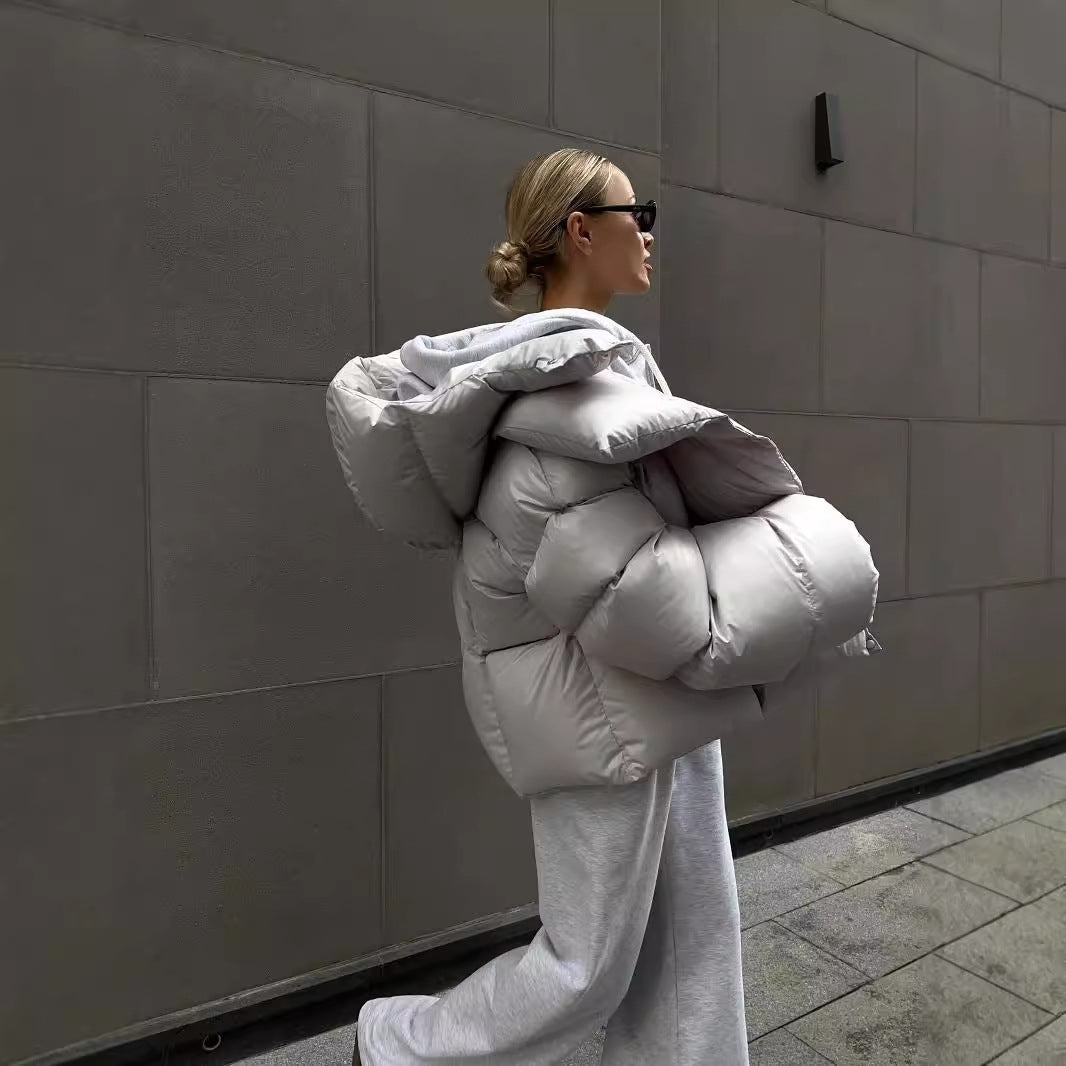Short women's quilted jacket in streetwear style with hood