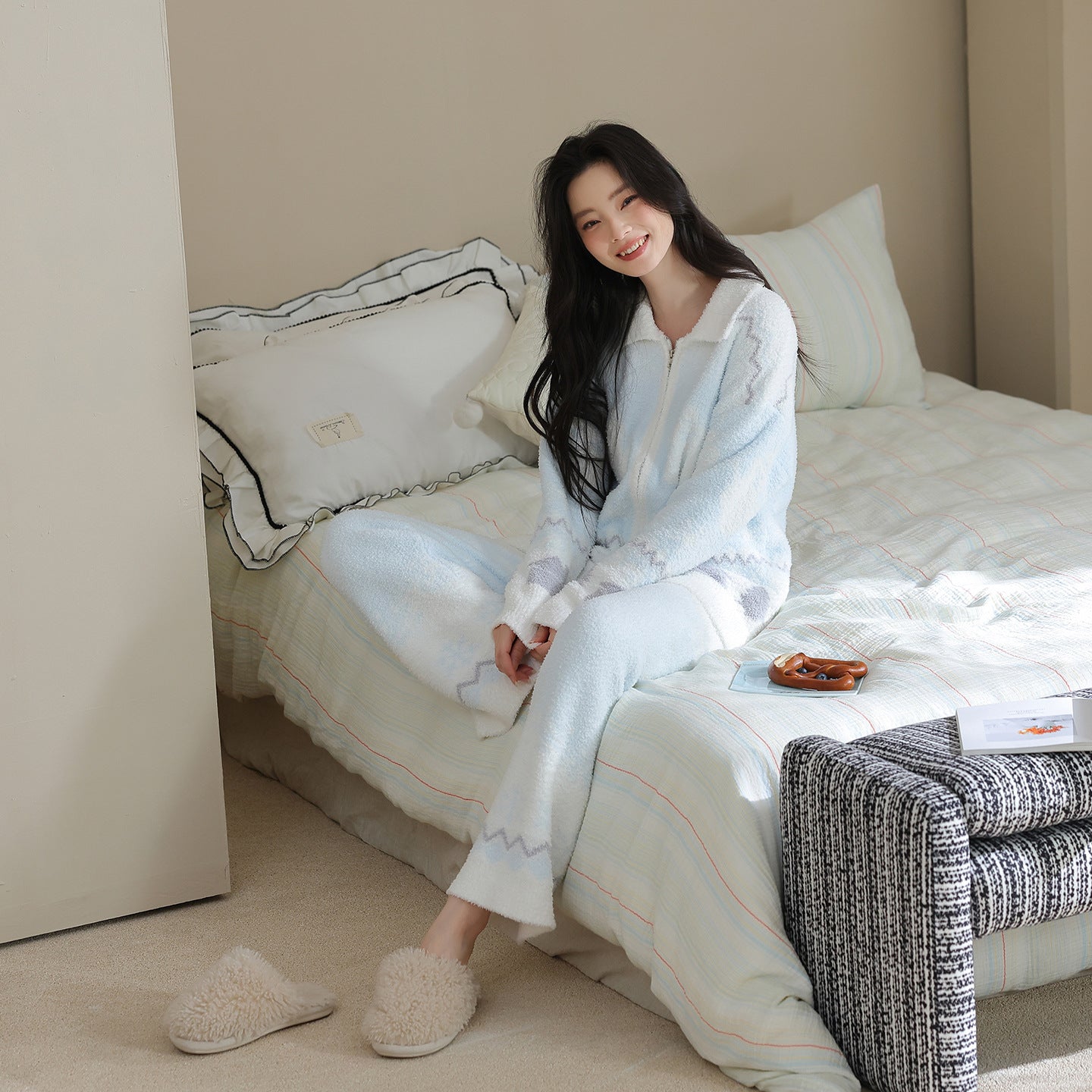 Women's home suit with zipper and lapel collar