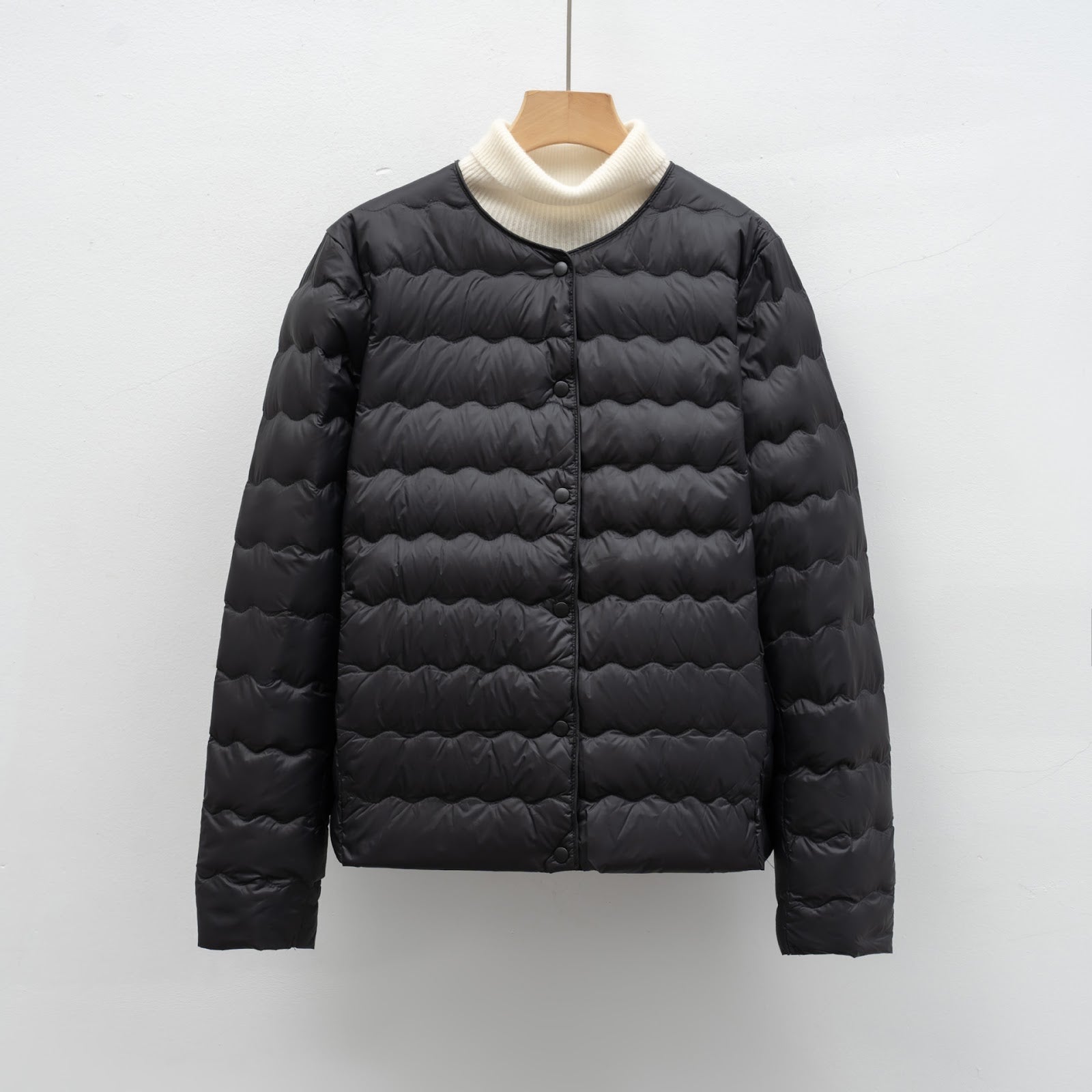 Light women's down jacket with round neck and wave pattern