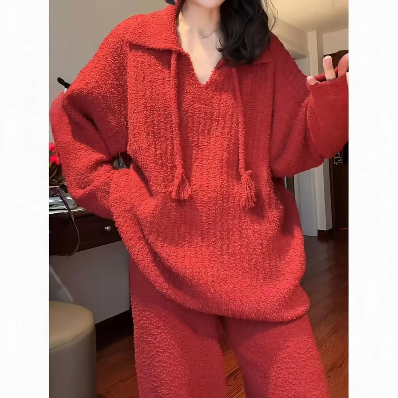 Warmer ladies' home suit made of plush, knitted look