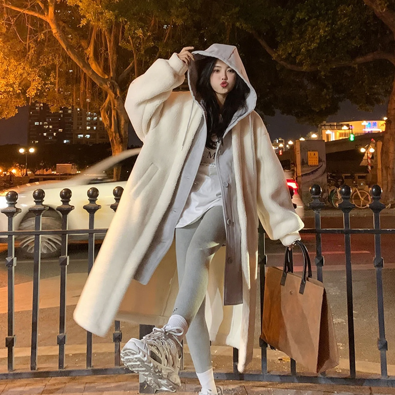 Long women's hooded jacket made of lamb fleece imitation