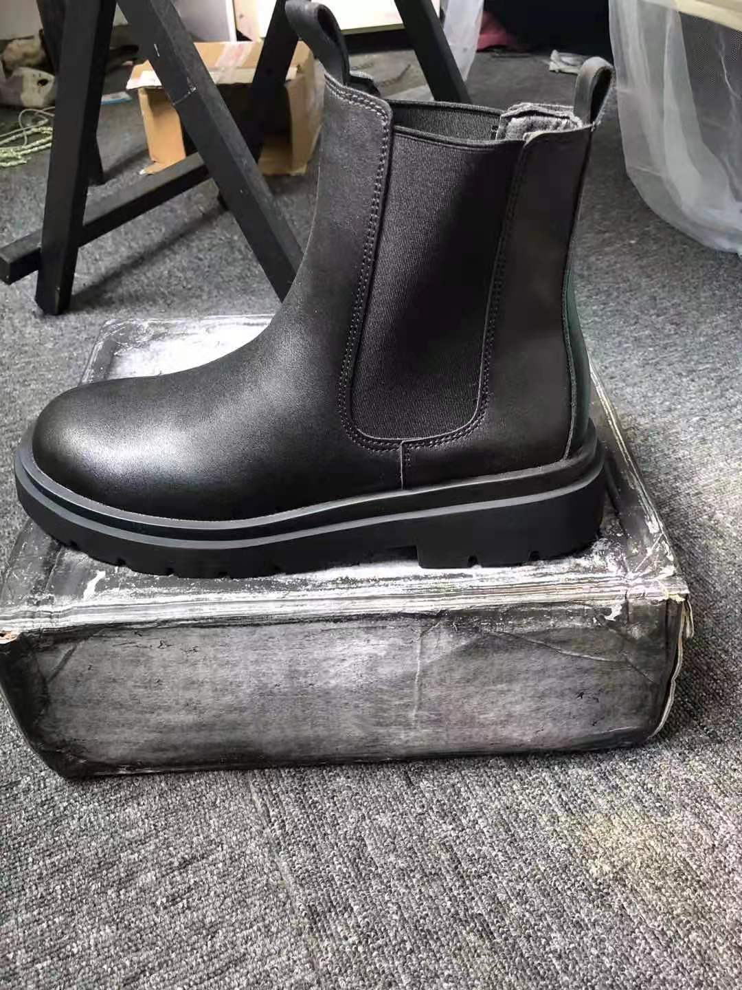 Men's Chelsea boots made of cowhide leather, mid-high shaft