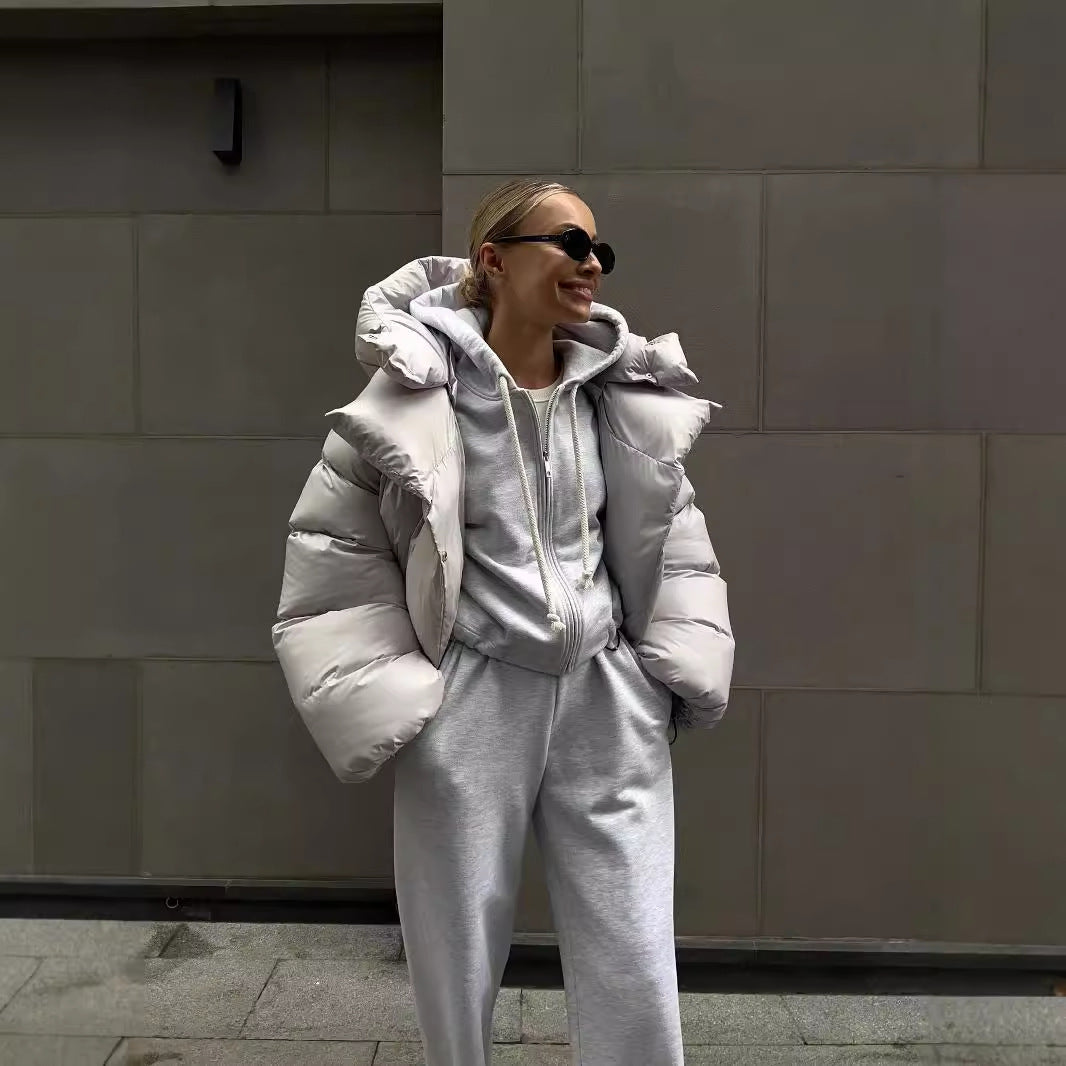 Short women's quilted jacket in streetwear style with hood