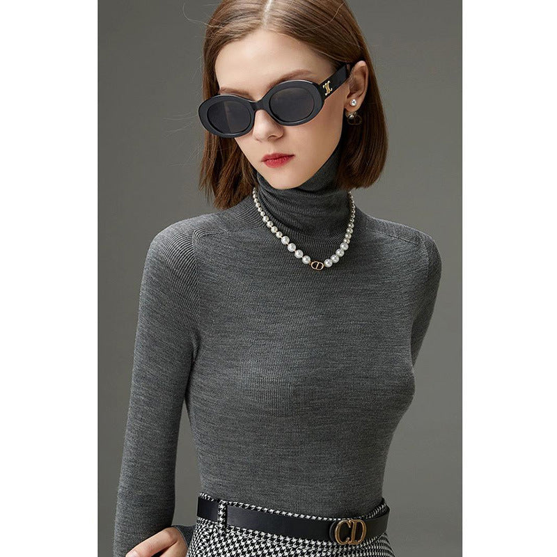 Women's turtleneck sweater made of merino wool