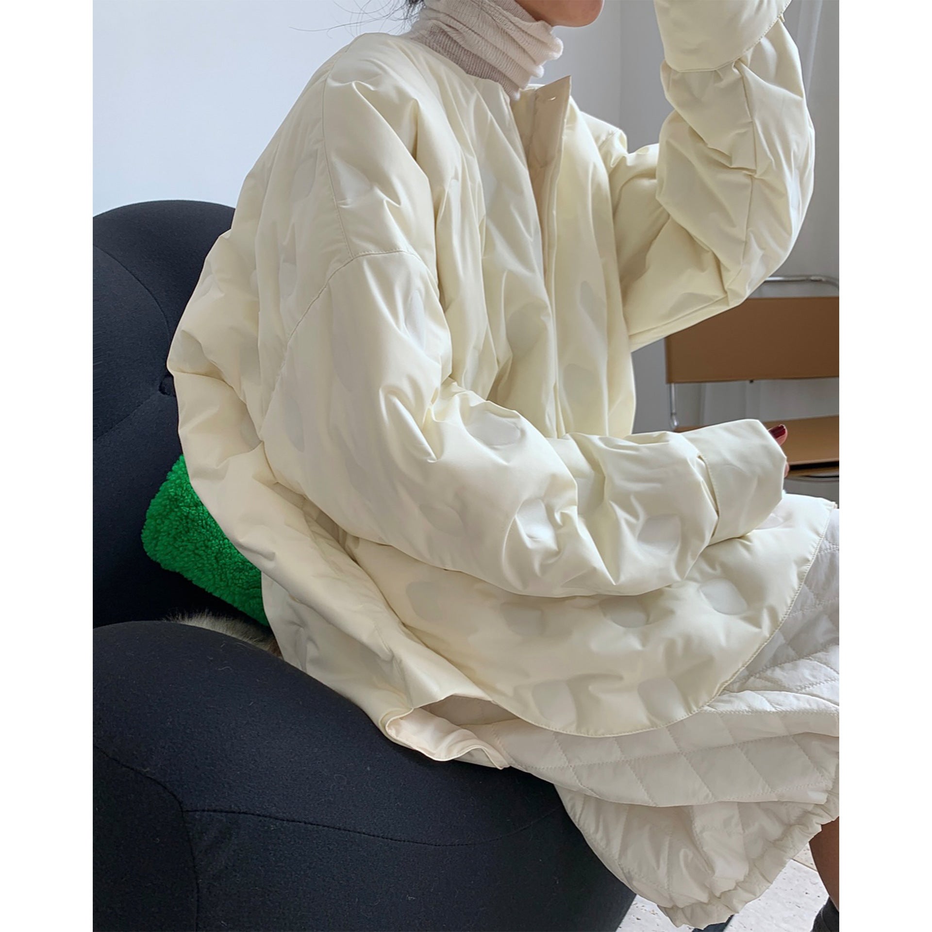 Women’s Oversized Quilted Jacket Without Collar with Round Neckline and Light Padding Chichicherry