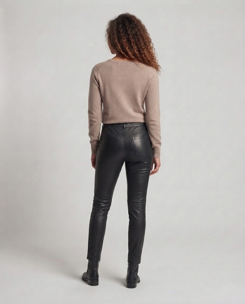 Women Fine Round Neck Sweater made of Cashmere Blend with Light Stretch and Fine Ribbed Cuff Chichicherry