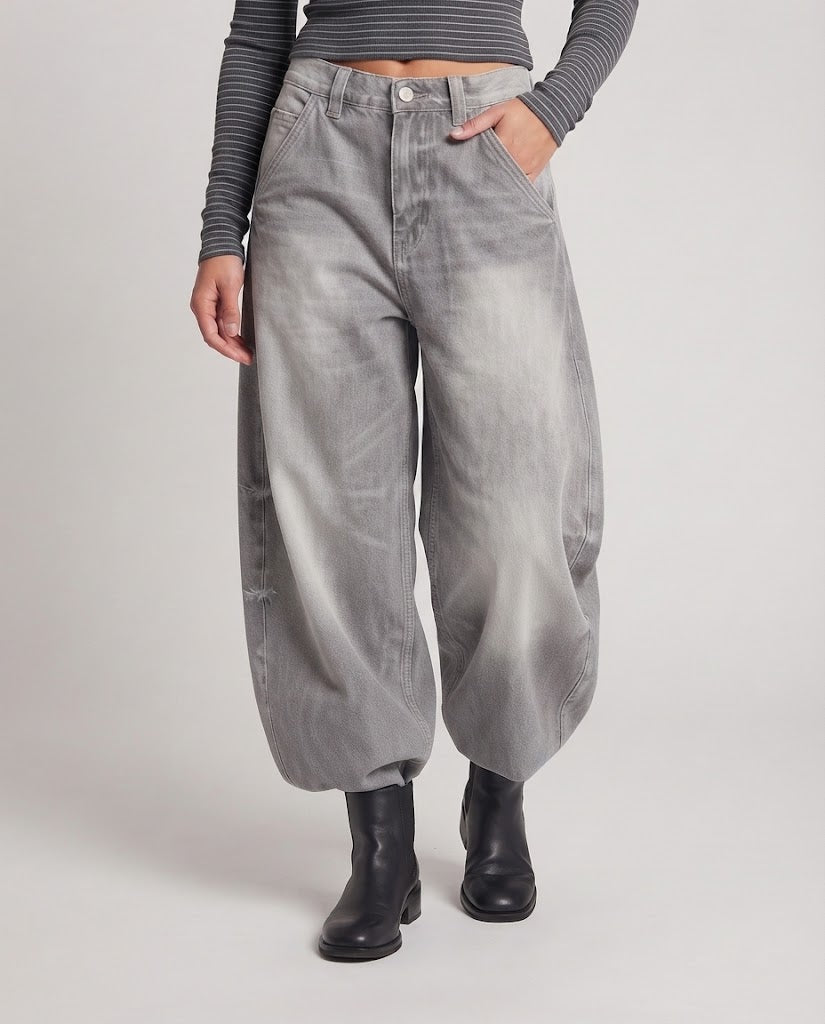 Ladies floor-length palazzo denim jeans with balloon-shaped leg and soft used-fade Chichicherry