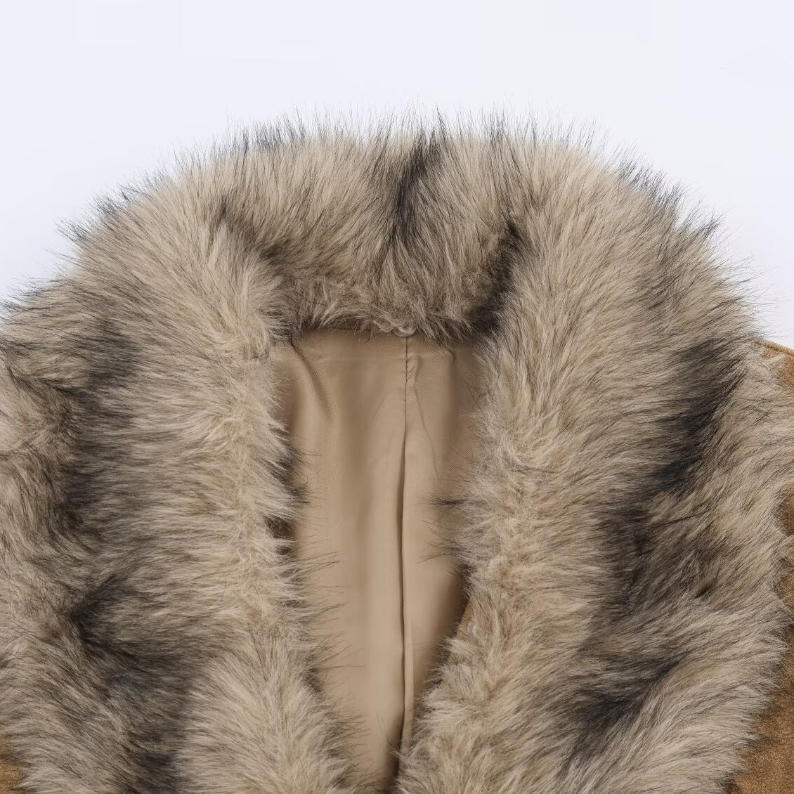 Women's short jacket made of faux suede with voluminous faux fur collar and fur cuffs Chichicherry