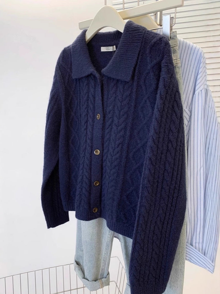 Women's cardigan with cable pattern, collar and button placket Chichicherry