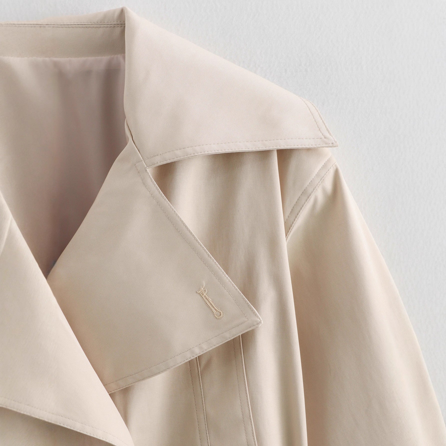 Women Short Cropped Trench Coat with Wide Shawl Collar, Waist Belt to Tie and Decorative Cuffs Chichicherry