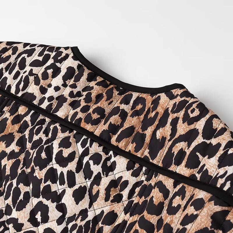 Women’s short jacket with all-over leopard print, round neckline and contrasting piping Chichicherry