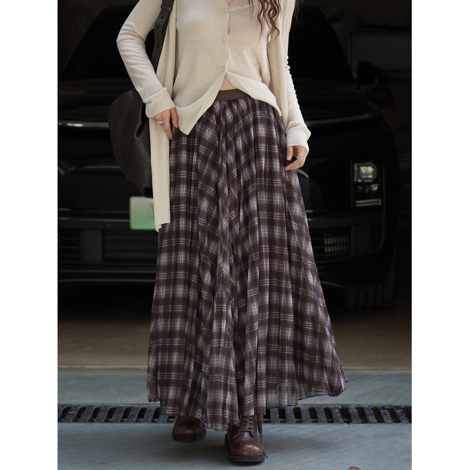 Women Longer checked pleated maxiskirt made of lightweight chiffon fabric Chichicherry