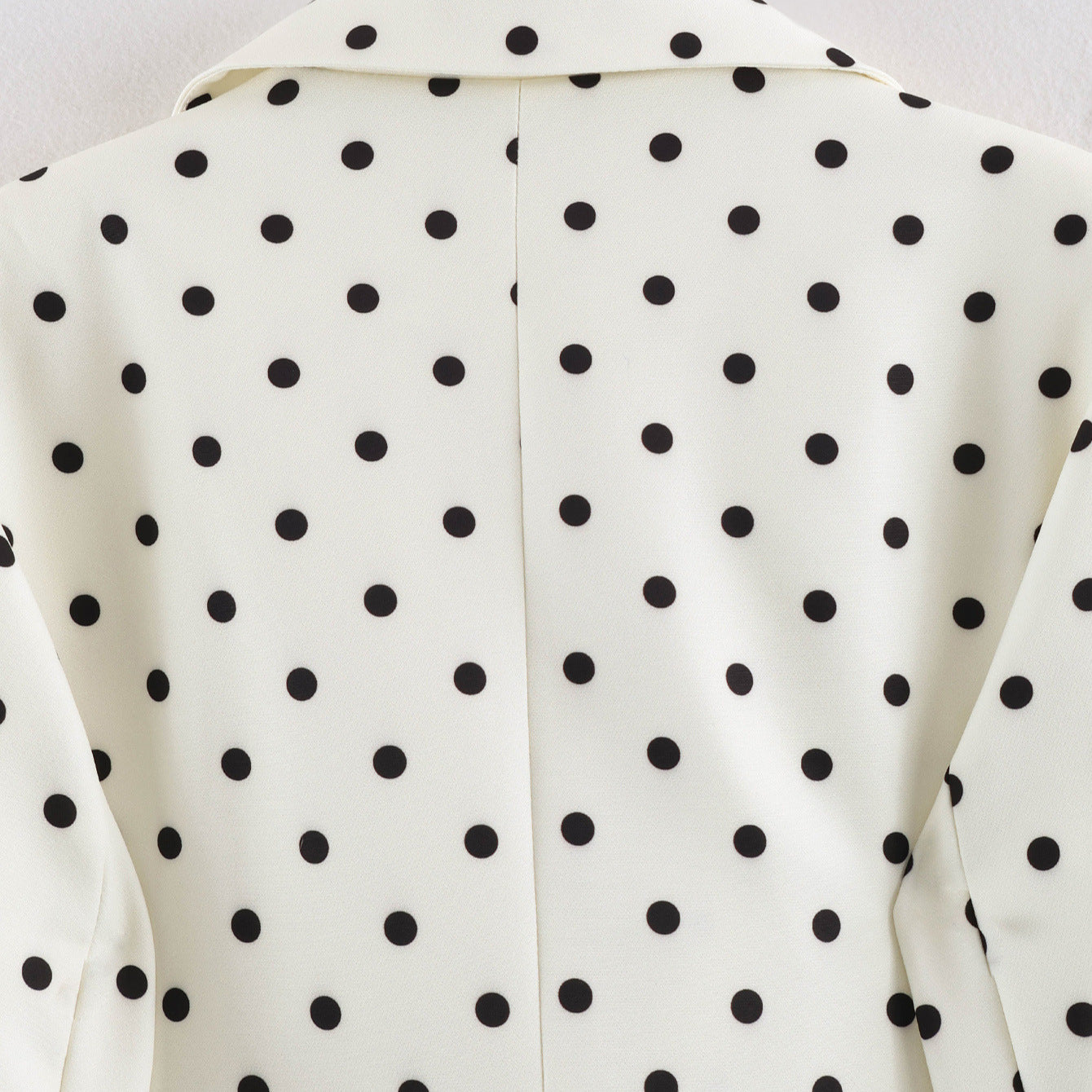 Women's short blazer with polka dot pattern, tailored cut and lapel collar Chichicherry