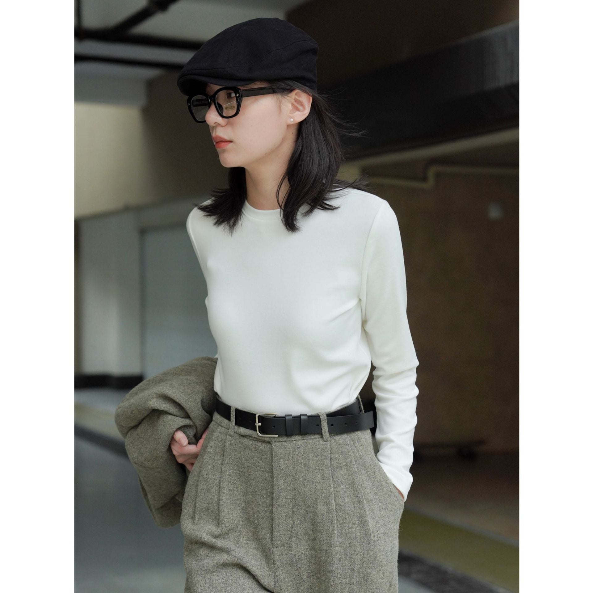 Women's fine round neck sweater made of cotton blend with slightly tailored silhouette Chichicherry