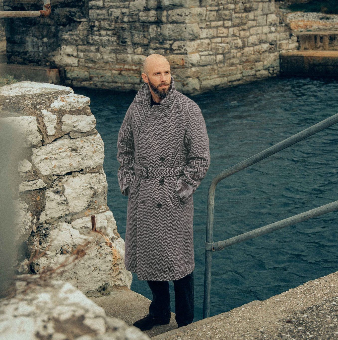 Men's Double-Breasted Wool Blend Coat with Herringbone Pattern and Waist Belt Chichicherry